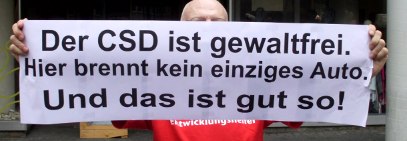 Der CSD ist gewaltfrei. Hier brennt kein einziges Auto. Und das ist gut so!